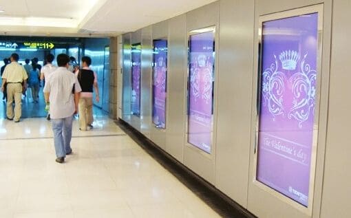Màn hình quảng cáo LCD treo tường 50 inch được sử dụng nhiều trong các trung tâm thương mại.