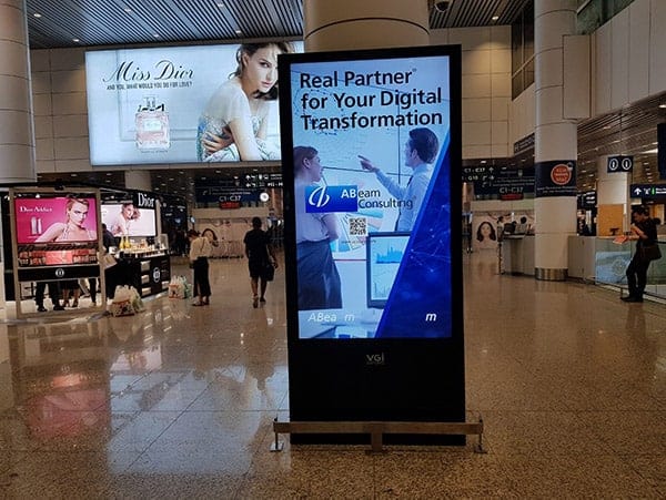 Sử dụng màn hình quảng cáo sân bay nhằm tăng khả năng nhận diện thương hiệu.