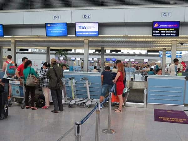 Màn hình quảng cáo sân bay Tân Sơn Nhất sử dụng màn hình treo tường để trình chiếu thông tin